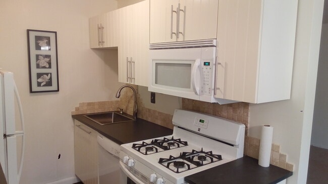 Building Photo - 8601 Manchester Rd Unit 406