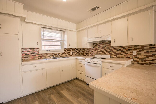 Photo - 2308 62nd St