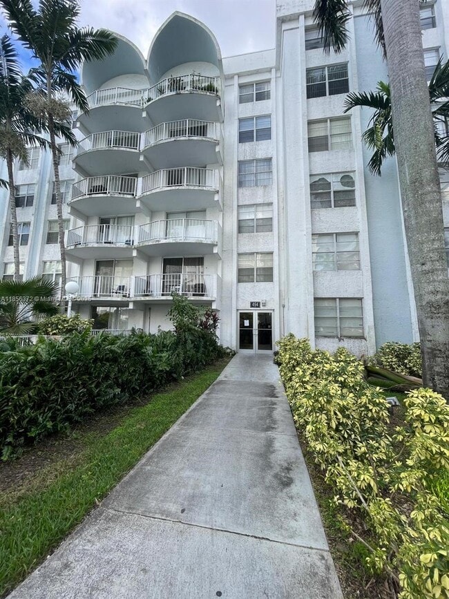 Building Photo - 494 NW 165th St Unit C-105 Rental