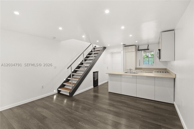 Building Photo - 3130 Bird 3 Unit 3