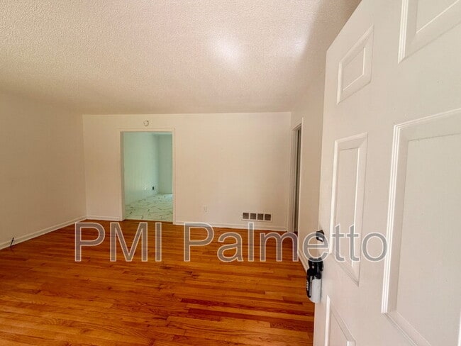 1805 Carousel Cir