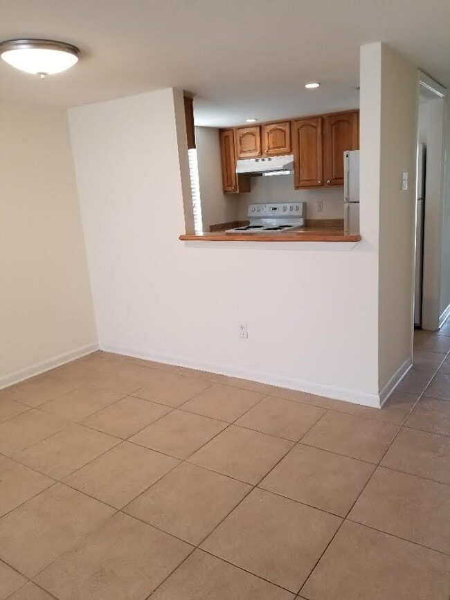 Building Photo - 5100 W Esplanade Ave Unit 5106