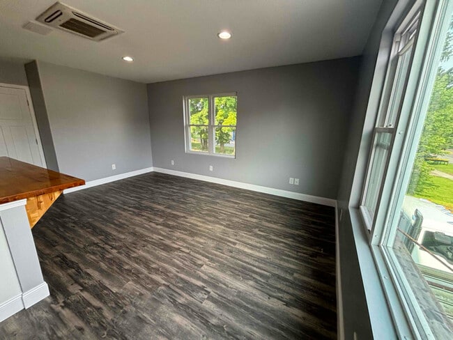 105 W Main St