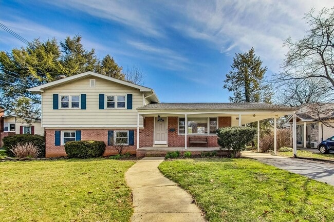 Building Photo - Fantastic in Frederick! Spacious 4 level Split -- 4 beds + 1 Full and 2 half baths