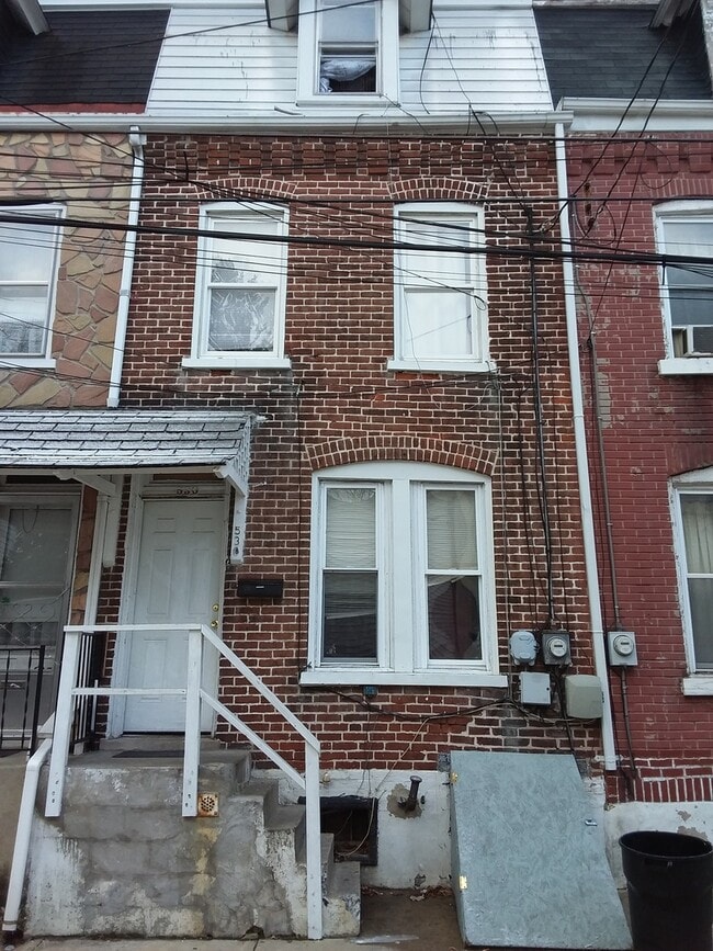 Building Photo - Spacious 5 Bedroom, 1 Bathroom Single-Family Home with Yard – Allentown