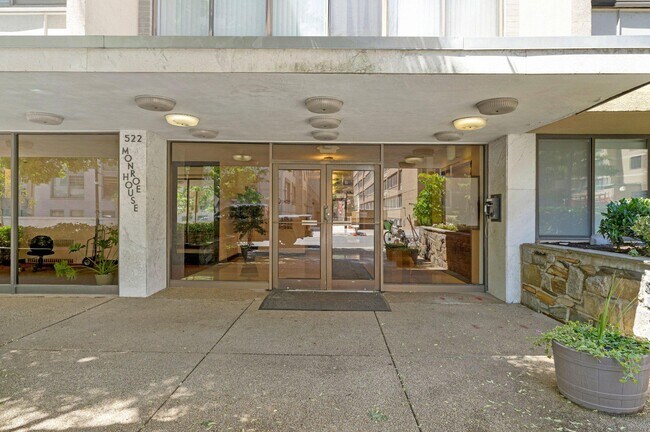 Building Photo - 522 21st St NW Unit 301
