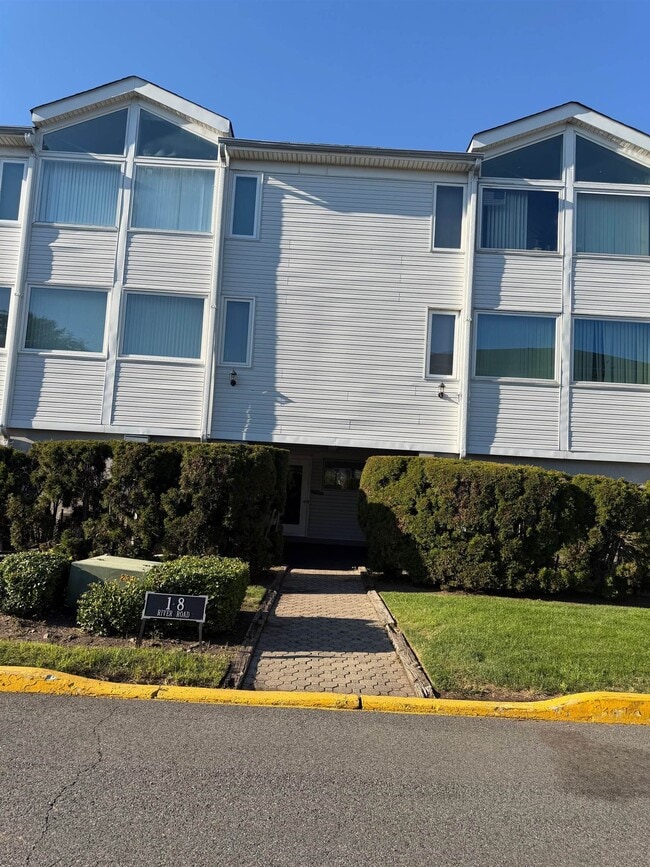 Building Photo - 3 River Rd Unit 3