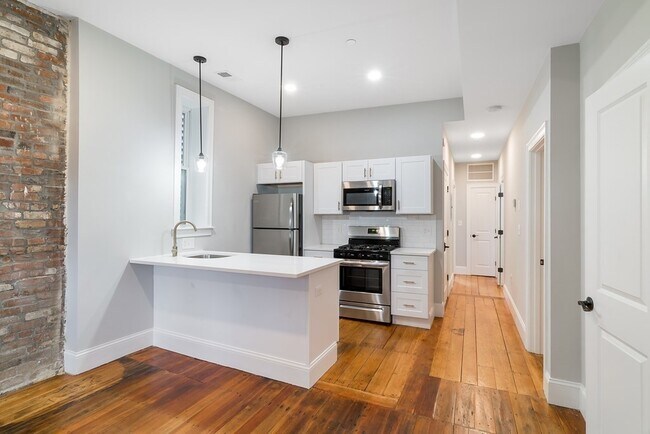 Building Photo - 492 Sumner St Unit 2