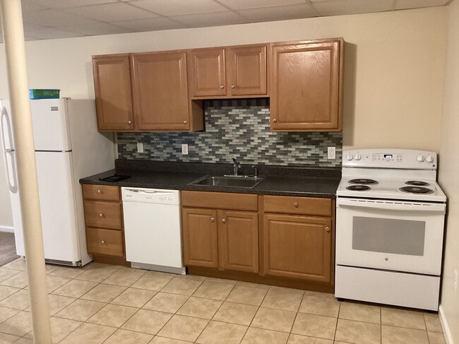 Building Photo - 633 Main St Unit 4