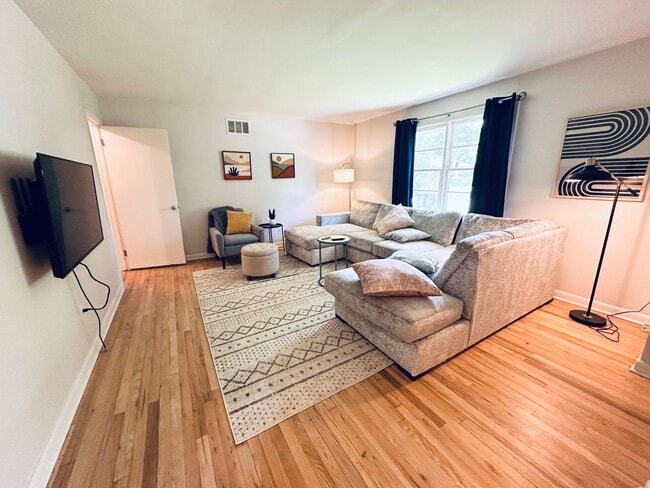 Photo - 2 Bed 1 Bath Home close to Memorial Hospital!