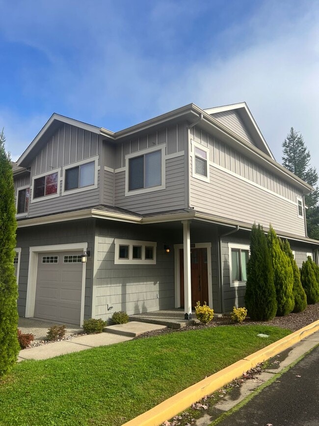 Building Photo - BEAUTIFUL 2 BEDROOM TOWNHOME IN A GORGEOUS COMMUNITY