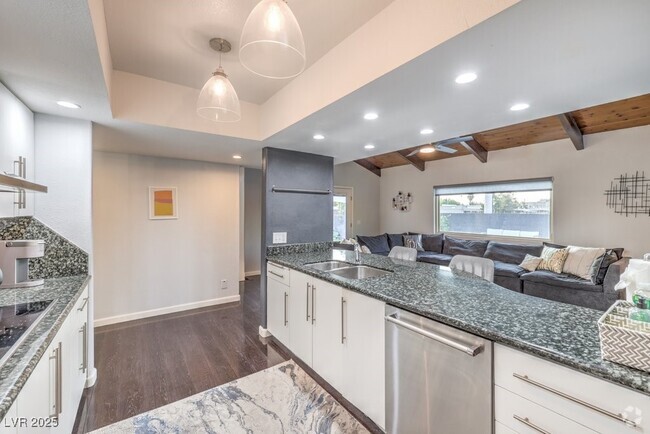 Building Photo - 2070 Irwin Cir Rental