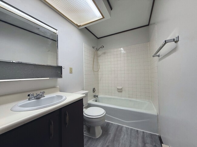 424 E State St Unit B