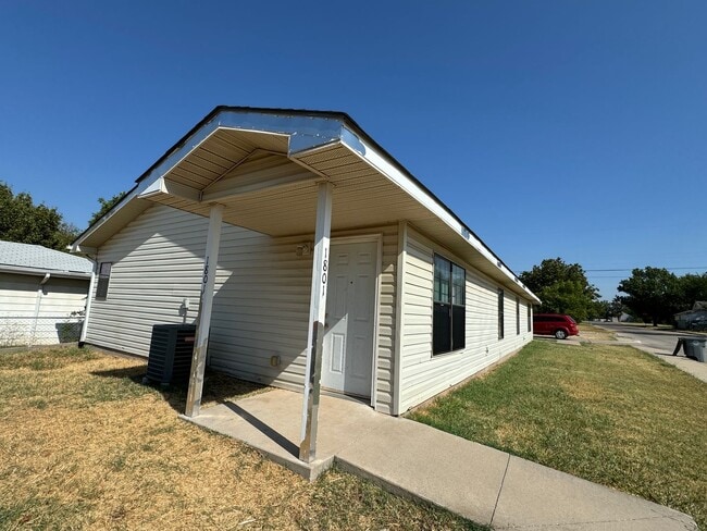 Building Photo - 1801 SW C Ave