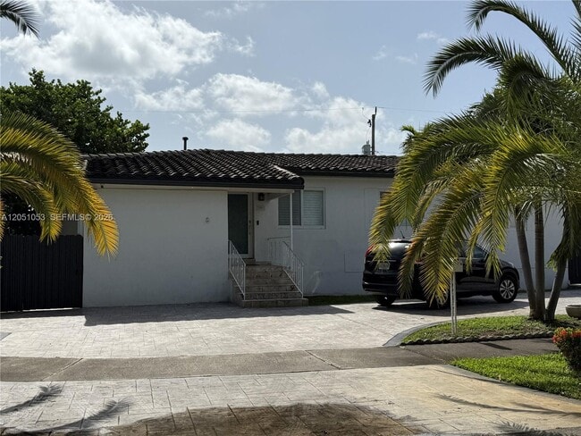 Building Photo - 2001 SW 82nd Pl Unit ADU