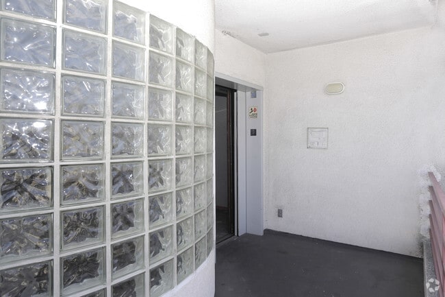 Miracle Mile Apartments