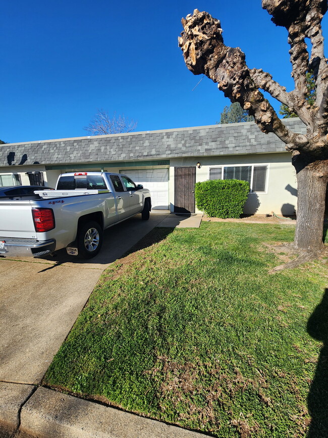 Front yard - 2850 Irwin Rd Apartments Unit 2850