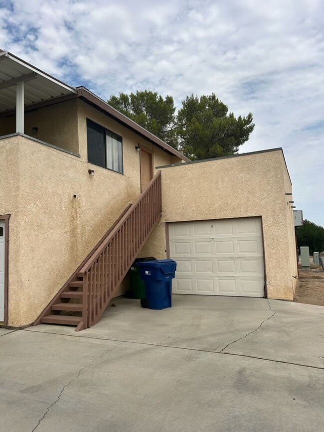 Building Photo - 912 W Graaf Ave Unit C