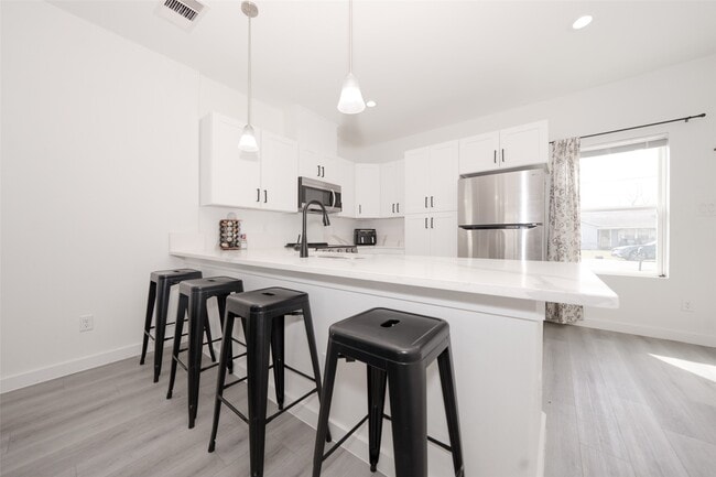 Building Photo - 4011 King St