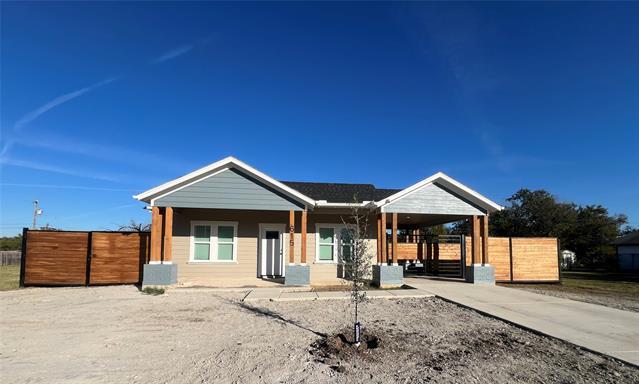 Photo - 615 Luxton St