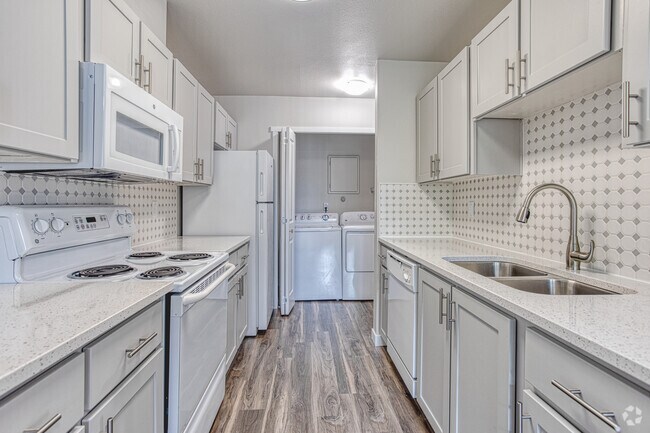 Apartamento renovado de 2 habitaciones y 2 baños, 1100 pies cuadrados