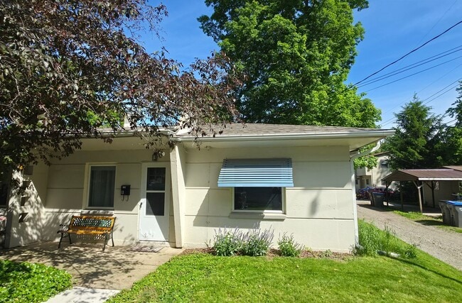 Building Photo - 1701 Poplar St Unit B