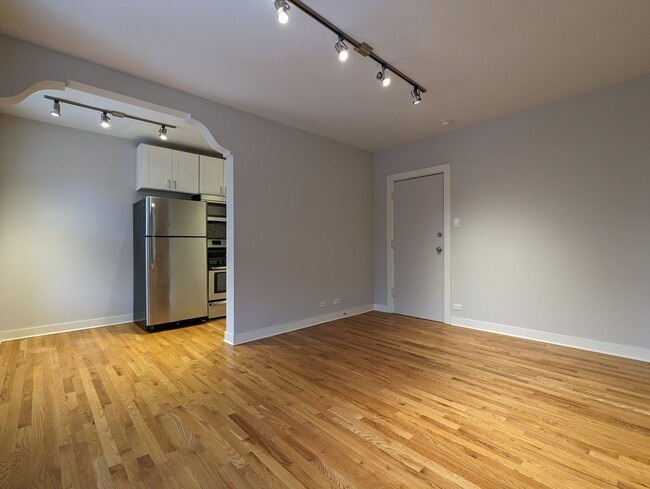 Building Photo - 2430 N Kedzie Blvd Rental