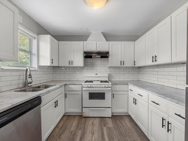 Building Photo - 212 N Shady Oaks St