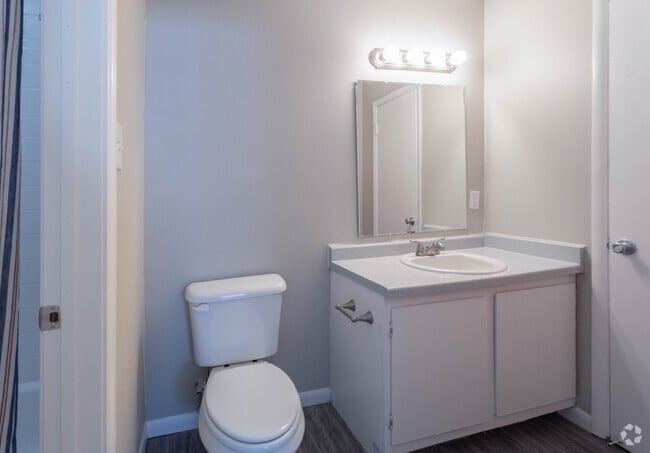 1BR, 1BA - 720 SF - Westlake Apartments