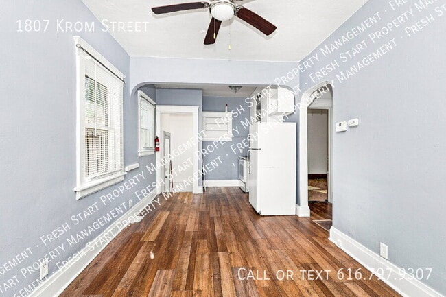1807 Krom St