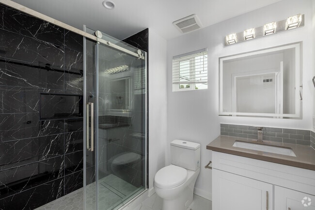 2 habitaciones, 2.5 baños - 1200 pies cuadrados - Segundo baño - 1301 E 27th St