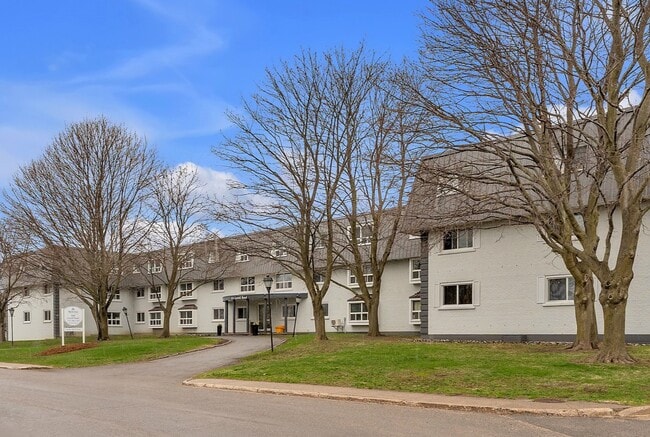 Building Photo - Frontenac Arms