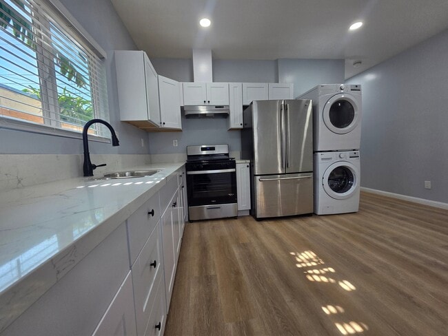 Photo - 1715 W 64th St Unidad 1/2