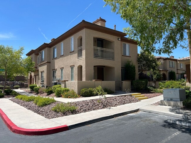 Building Photo - Rare & hard to find 2 BED & 2 BATH with ATTACHED GARAGE.