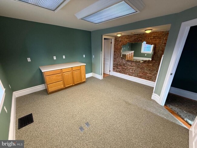 Photo - 405 Bridge St