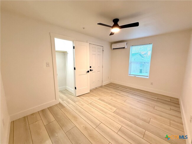 Building Photo - 2204 W San Antonio St Unit 3