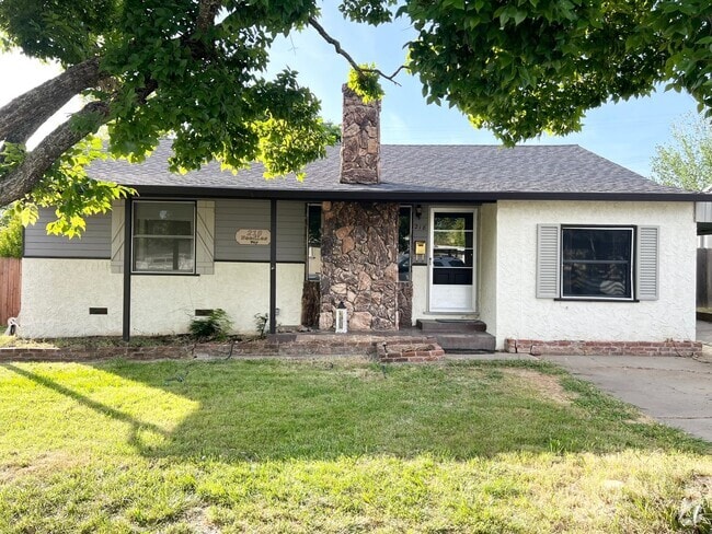 Building Photo - Three Bedroom Two Bathroom Home in Folsom