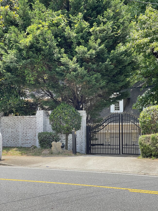 Photo - 915 Woodlawn Dr NE