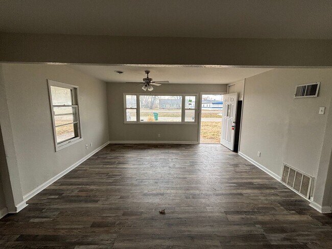 Building Photo - LIMITED TIME**NO APPLICATION FEE**1/2 OFF ...