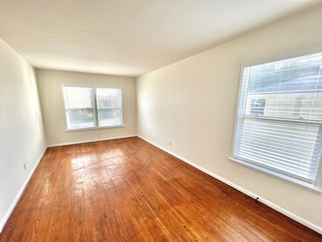 Dormitorio espacioso - 2459 Torrance Blvd Unidad 3