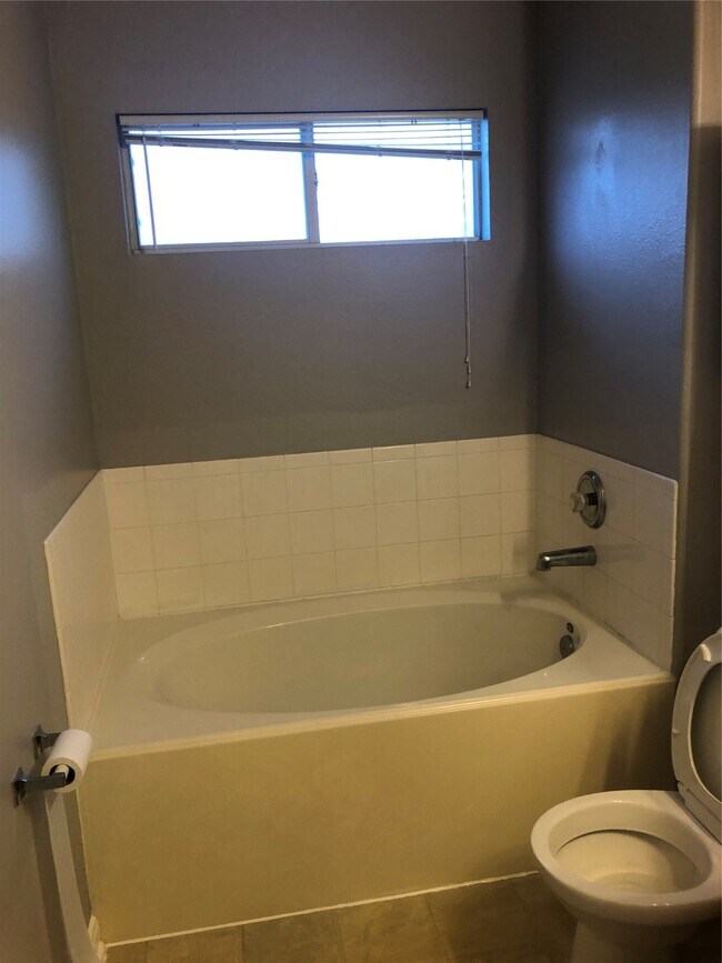 Building Photo - 1211 Colonial Manor Dr