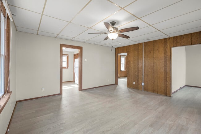 Photo - 521 Main St E