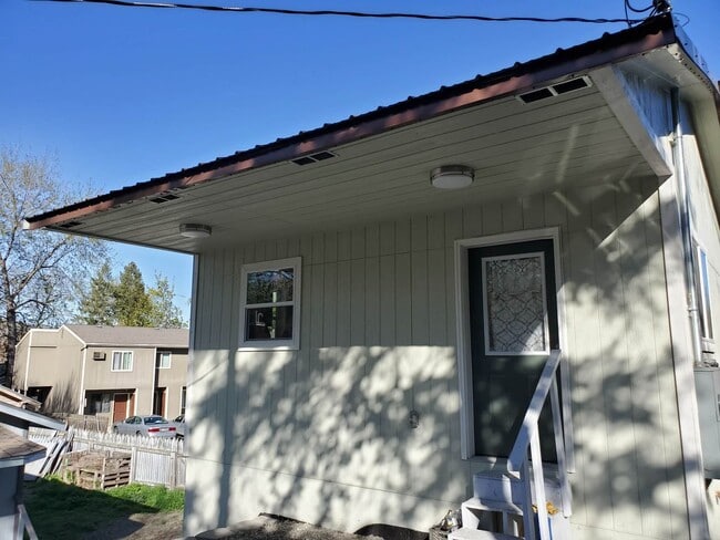Building Photo - ***APPROVED APPLICANT*** Charming 1-Bedroom Home in the Heart of Downtown Lewiston
