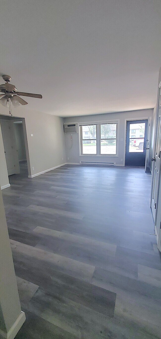325 W 9th St