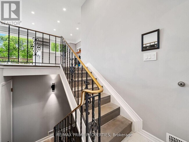 Photo - 691 Glen Crescent