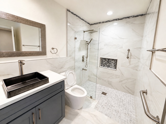 Baño recién remodelado - 2322 Donosa Dr