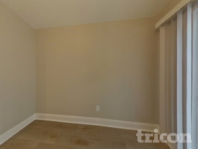 Photo - 523 Red Coat Ln