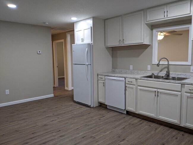 Photo - 108 W 9th St