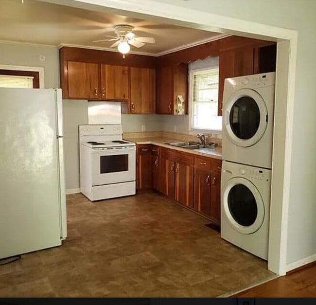 Photo - 215 Dixon Cir