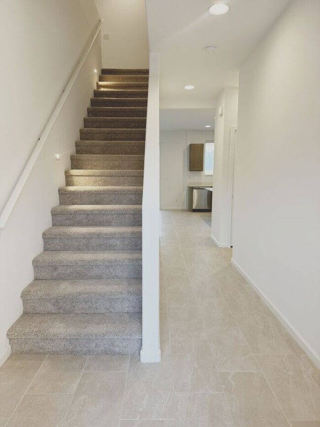 Photo - NEW 5 BEDROOM 3 BATHROOM HOME AVILABLE FOR RENT!